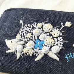 再販　モバイルグッズ整理に「花まとうハリネズミ」手刺繍 Wファスナー　 3枚目の画像