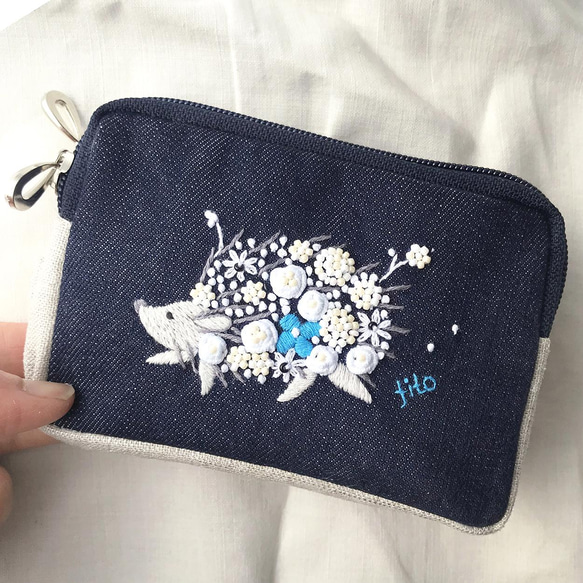 再販　モバイルグッズ整理に「花まとうハリネズミ」手刺繍 Wファスナー　 1枚目の画像