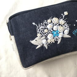 再販　モバイルグッズ整理に「花まとうハリネズミ」手刺繍 Wファスナー　 2枚目の画像