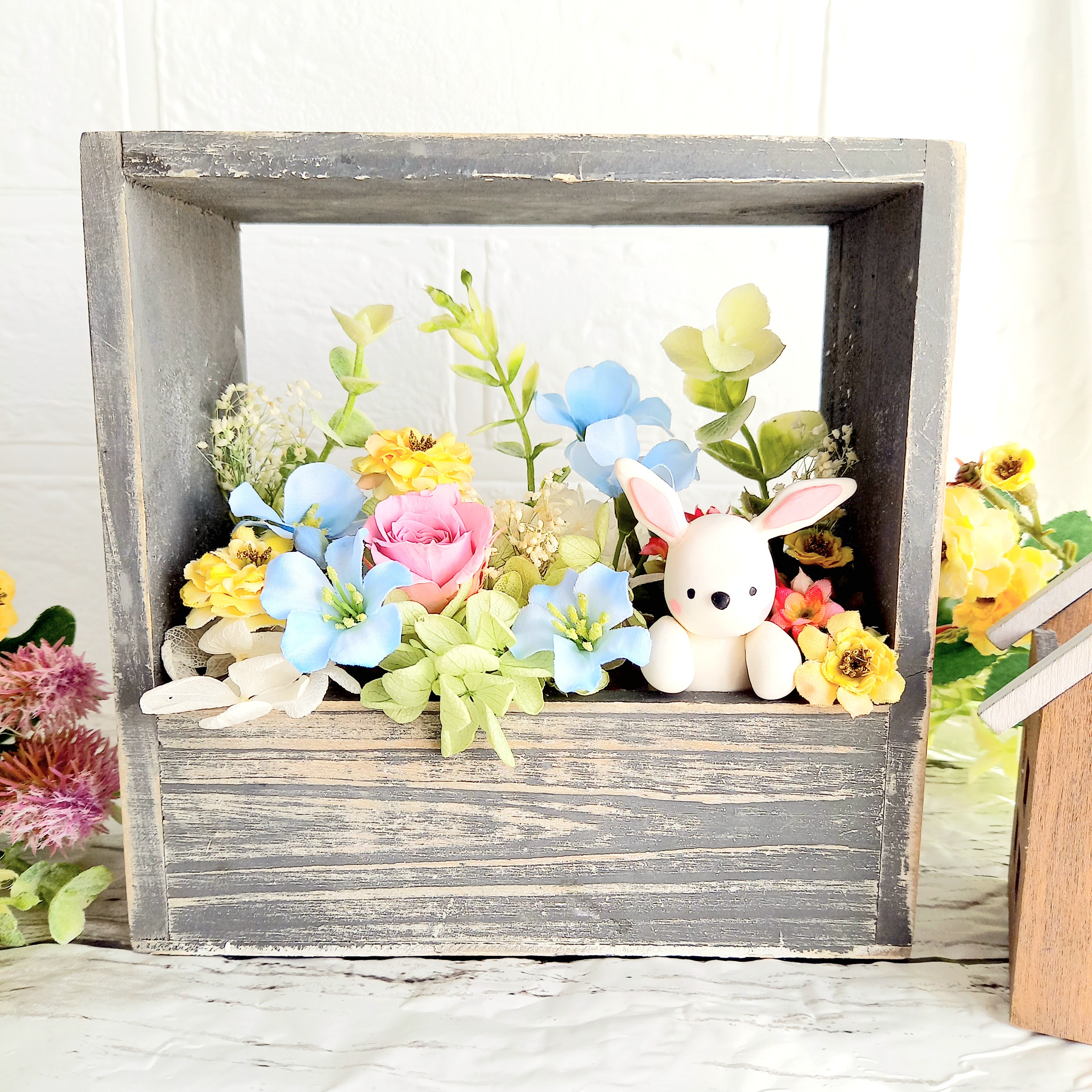 《フラワーアレンジ》ひょっこり顔を出したうさぎさん(ラッピング付き)誕生日・送別・新築祝い・粘土・プレゼント・ギフト