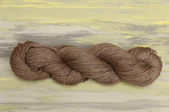 草木染シリーズ　Biwa  貴重なヤクの毛とシルクの入ったゴージャスな毛糸　 1枚目の画像