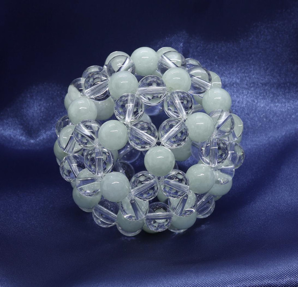 本翡翠８ｍｍと水晶を組み込んだ職人技のフラーレンボール 2枚目の画像