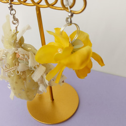 紫陽花の花束 ピアス・イヤリング　イエロー　ふわふわ華やかな　引き揃え糸　ブーケ　アーティフィシャルフラワー 5枚目の画像