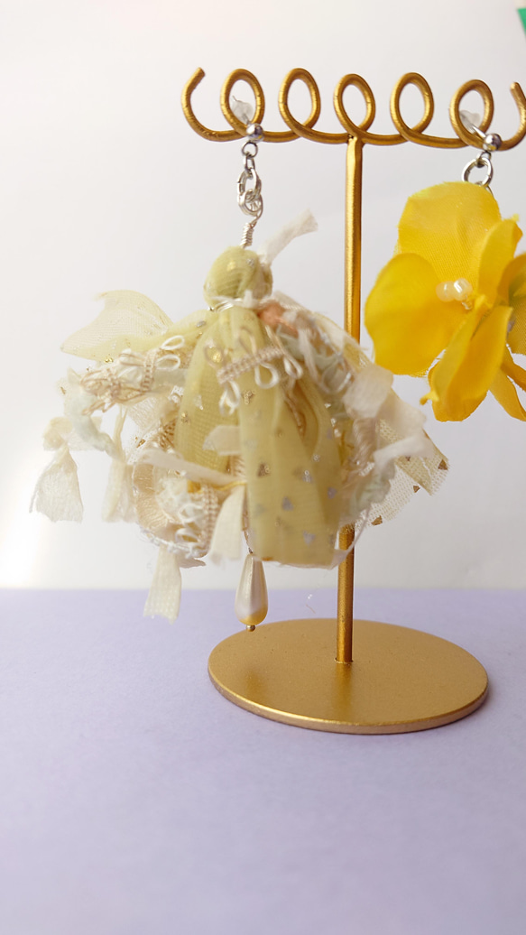 紫陽花の花束 ピアス・イヤリング　イエロー　ふわふわ華やかな　引き揃え糸　ブーケ　アーティフィシャルフラワー 6枚目の画像