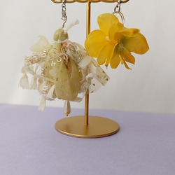紫陽花の花束 ピアス・イヤリング　イエロー　ふわふわ華やかな　引き揃え糸　ブーケ　アーティフィシャルフラワー 2枚目の画像