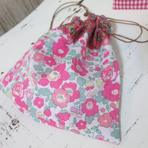【handmade】巾着袋SS 輸入リバティ ベッツィ Betsy BBB 英国リバティ Betsyベッツィ×Day's eyeデイズアイの巾着ポーチset 巾着