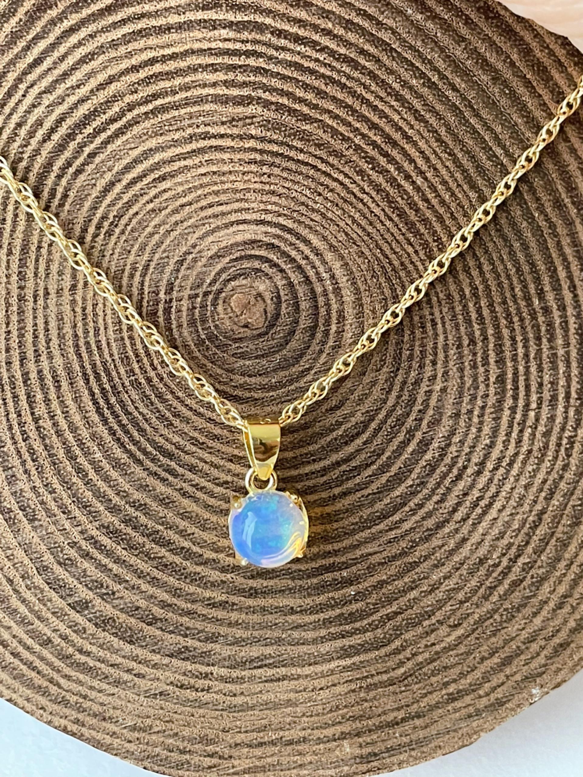 オパールのネックレス