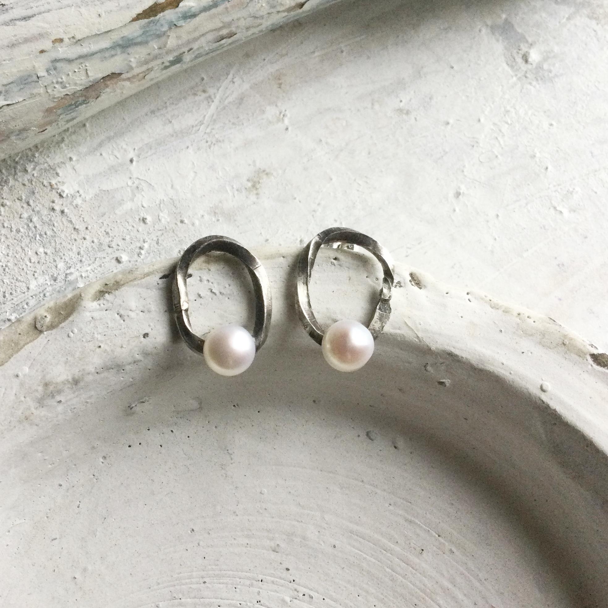 ラフツイスト　ピアスS　淡水パール