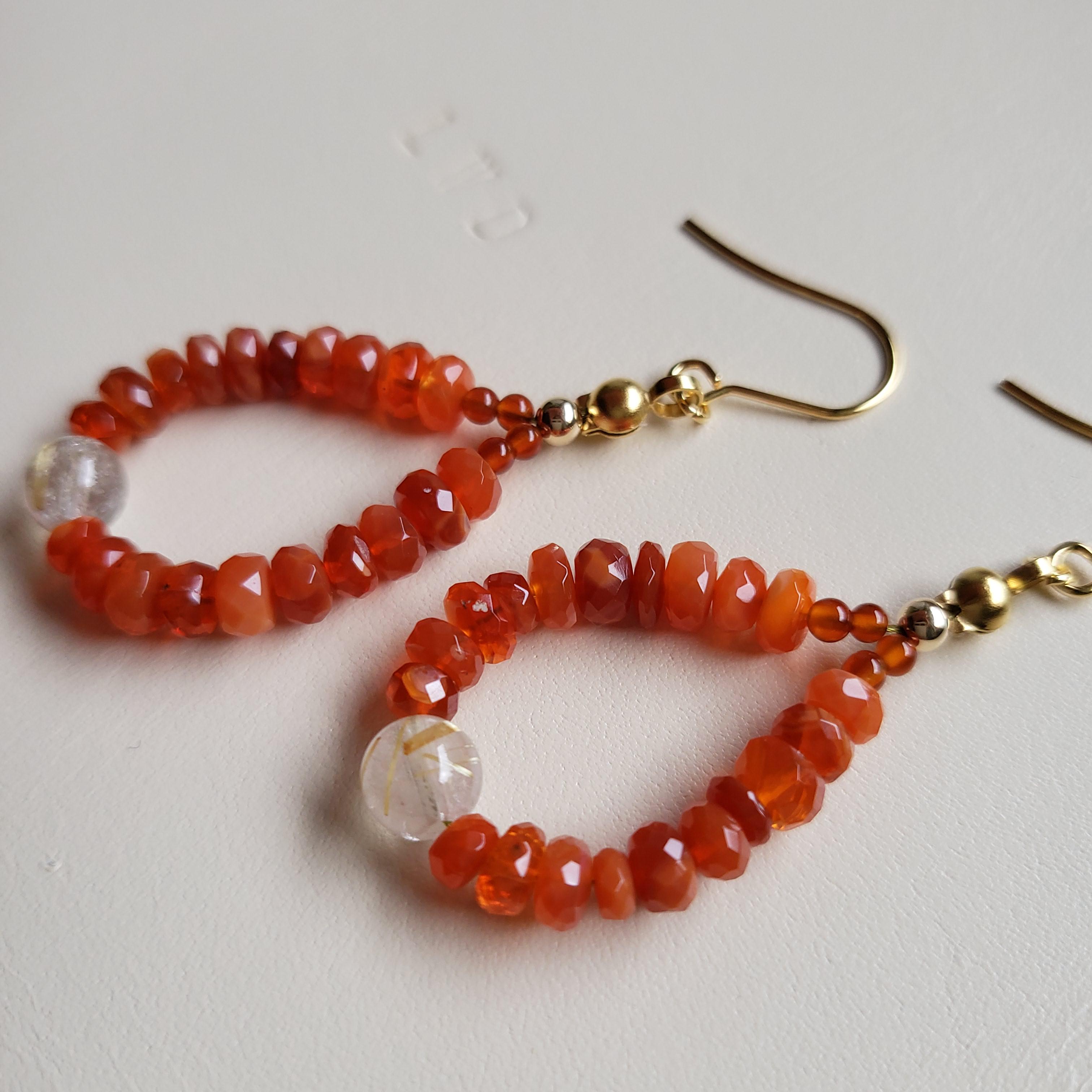 【SALE】ファイヤーオパールとゴールドルチルクォーツのドロップシェイプのピアス〈ゴールド〉