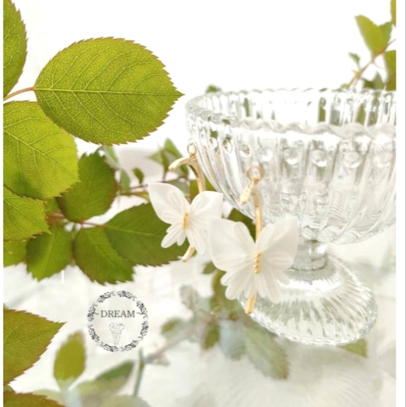 蝶イヤリング　バタフライ　ちょうちょ　蝶々イヤリング　蝶々ピアス　三日月　月　春　白　揺れる　キラキラ　ユラユラ