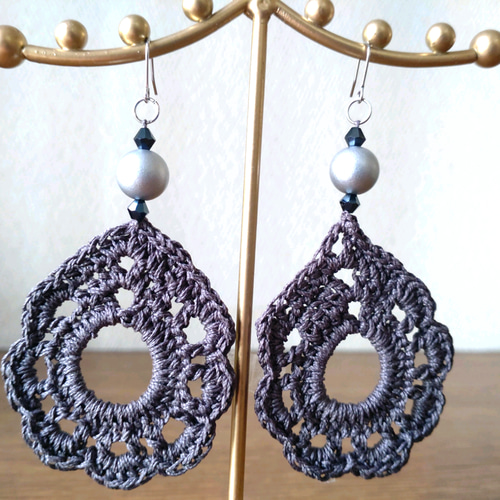 レース編み・しずく型ピアス（シルバービーズ） ピアス（フック