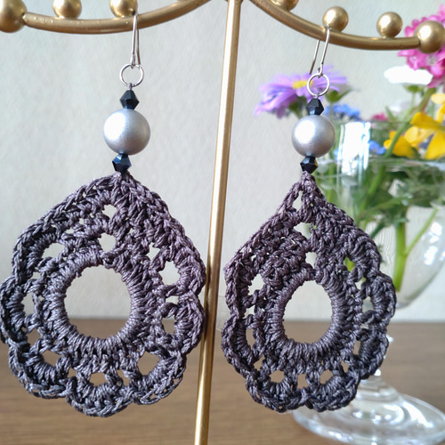 レース編み・しずく型ピアス（シルバービーズ） ピアス（フック