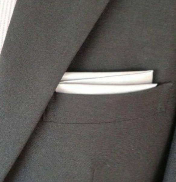 スーツ職人がつくるポケットチーフ　メンズ用　光沢あり　シルバー　三段 2枚目の画像