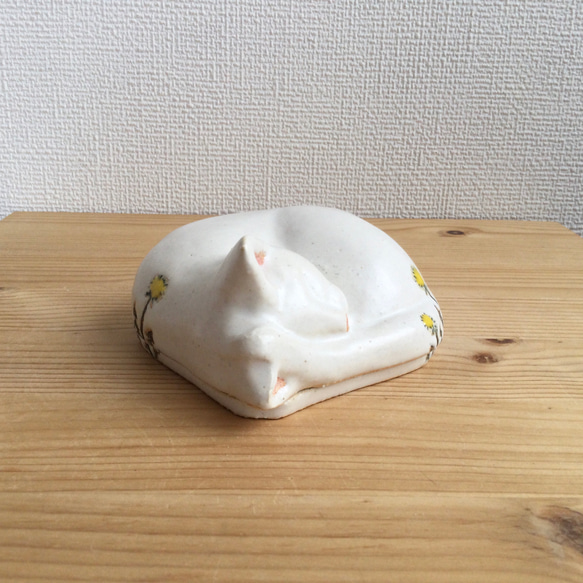 陶器の眠り猫とたんぽぽの蓋もの 2枚目の画像