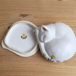 陶器の眠り猫とたんぽぽの蓋もの 5枚目の画像