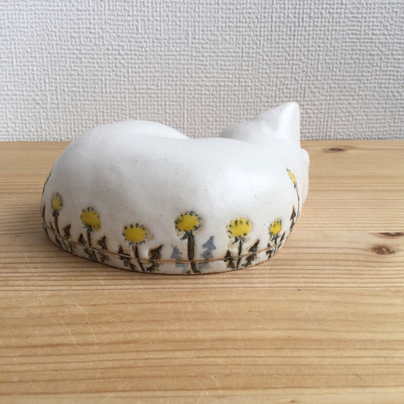 陶器の眠り猫とたんぽぽの蓋もの 3枚目の画像