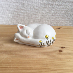 陶器の眠り猫とたんぽぽの蓋もの 6枚目の画像