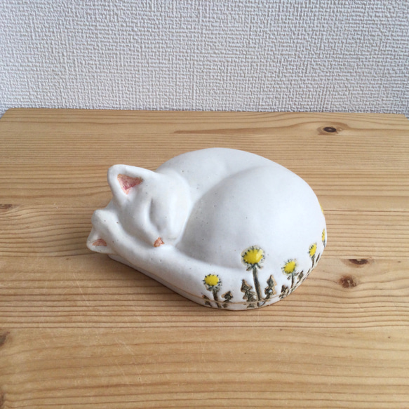 陶器の眠り猫とたんぽぽの蓋もの 1枚目の画像