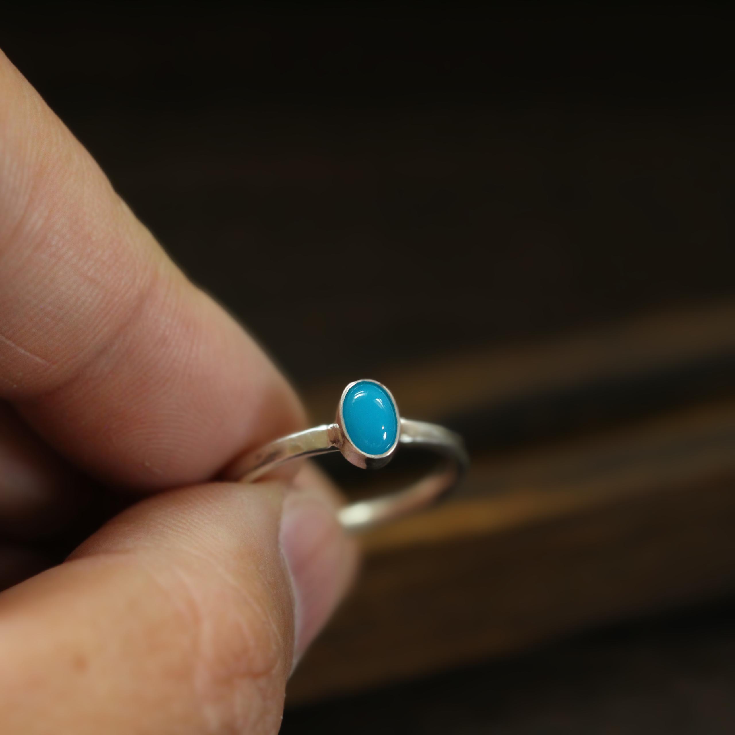 【ターコイズの指輪】オーバルカボション 重ね付けも楽しめるシンプルシルバーリング トルコ石