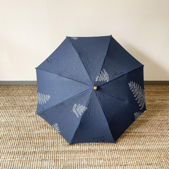 可定制 ◉ 手繪遮陽傘，海軍藍&lt;Fern fern&gt; 竹彎柄 第3張的照片