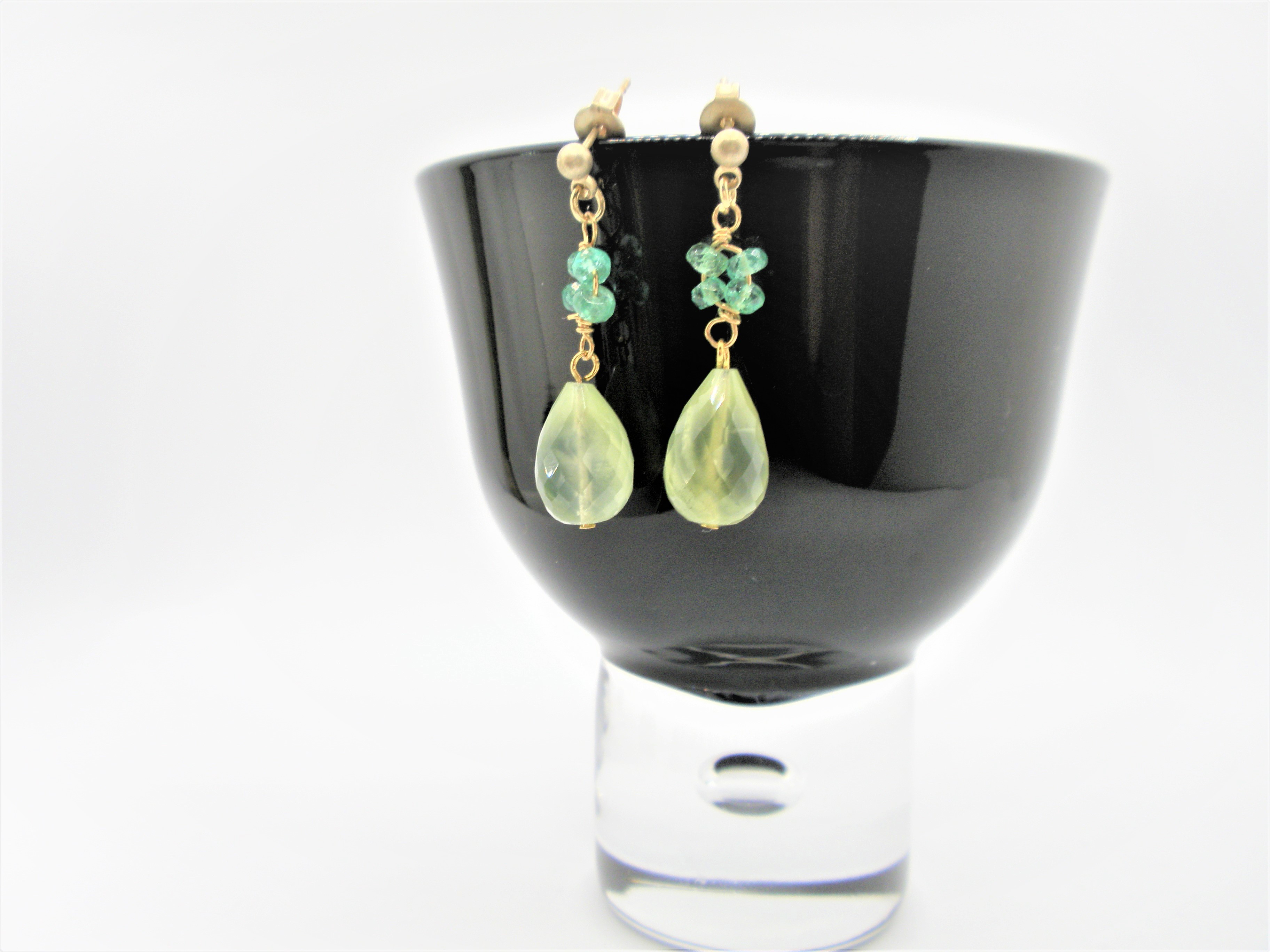 マスカットグリーンのフルーティーな美しい色合いの”プレナイト”のピアス