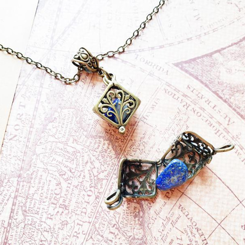 鉱石キューブのペンダント【スチームパンク】透かしロケットペンダント  