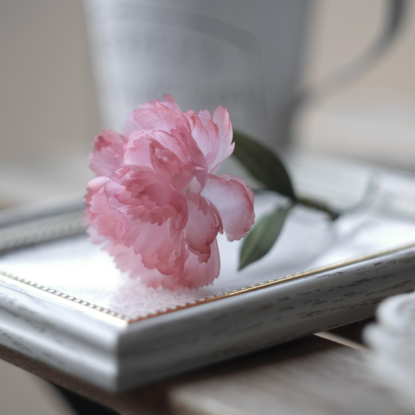 ふんわり 母の日 の カーネーション 布花 ブローチ　再販 1枚目の画像