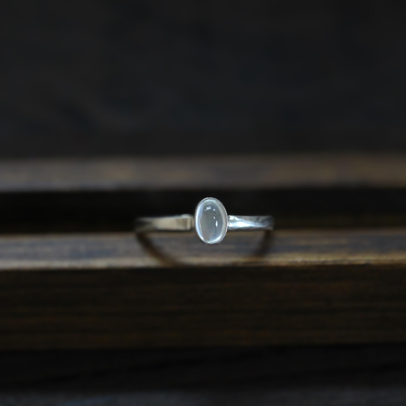 【ムーンストーンの指輪】オーバルカボション 重ね付けも楽しめるシンプルシルバーリング 3枚目の画像