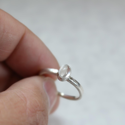 ムーンストーンの指輪】オーバルカボション 重ね付けも楽しめる