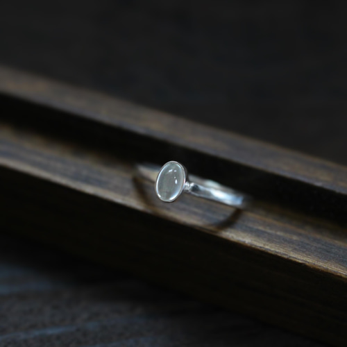 ムーンストーンの指輪】オーバルカボション 重ね付けも楽しめる