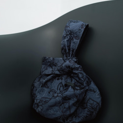 01 Floral Embroidery Knot Bag・Navy | 日本刺繡打結提袋（深藍/四色） 第4張的照片
