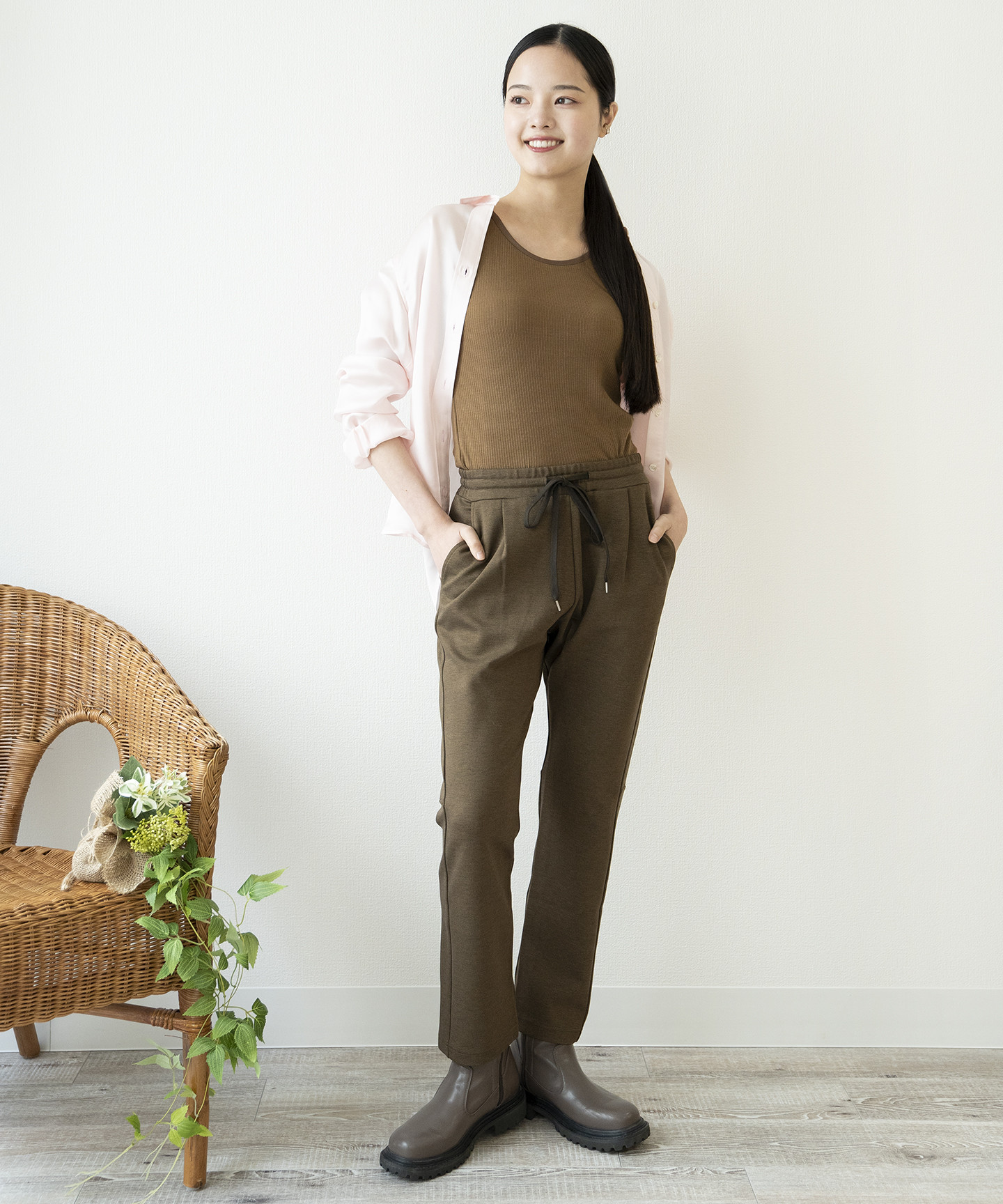 【洗える/360度ストレッチ素材/草木染め】スタイルが良く見えるマジックストレッチパンツ　ログウッドブラック