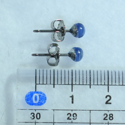 （１点もの）カイヤナイトのスタッドピアス（4mm・チタンポスト） 5枚目の画像