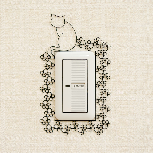 スイッチ飾り（振り向く猫）★スイッチ回りをちょっとおしゃれにしてくれるワイヤーアートです。 1枚目の画像