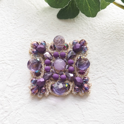 紫色のブローチ（ビーズ刺繍/モチーフレースブローチ/アメジスト/天然石/ラベンダー） 4枚目の画像
