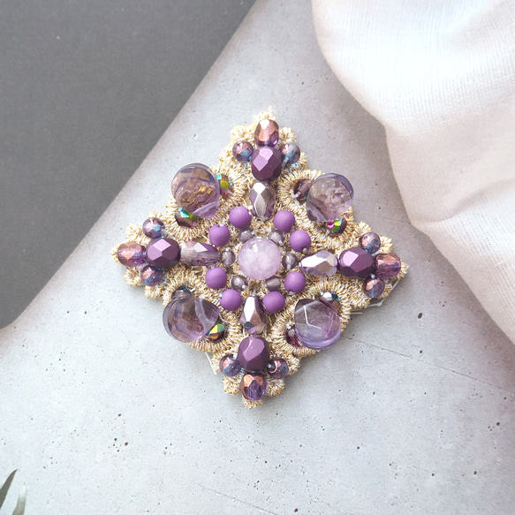 紫色のブローチ（ビーズ刺繍/モチーフレースブローチ/アメジスト/天然石/ラベンダー） 1枚目の画像