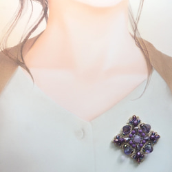 紫色のブローチ（ビーズ刺繍/モチーフレースブローチ/アメジスト/天然石/ラベンダー） 3枚目の画像