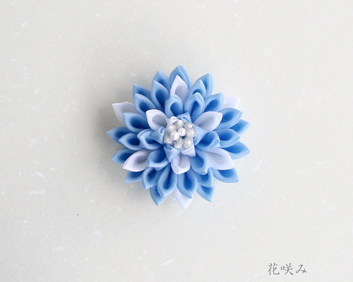 花咲み 小さいダリアのつまみ細工 スカイブルー《ブローチ、ヘア