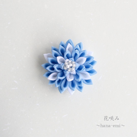 花咲み 小さいダリアのつまみ細工 スカイブルー《ブローチ、ヘア