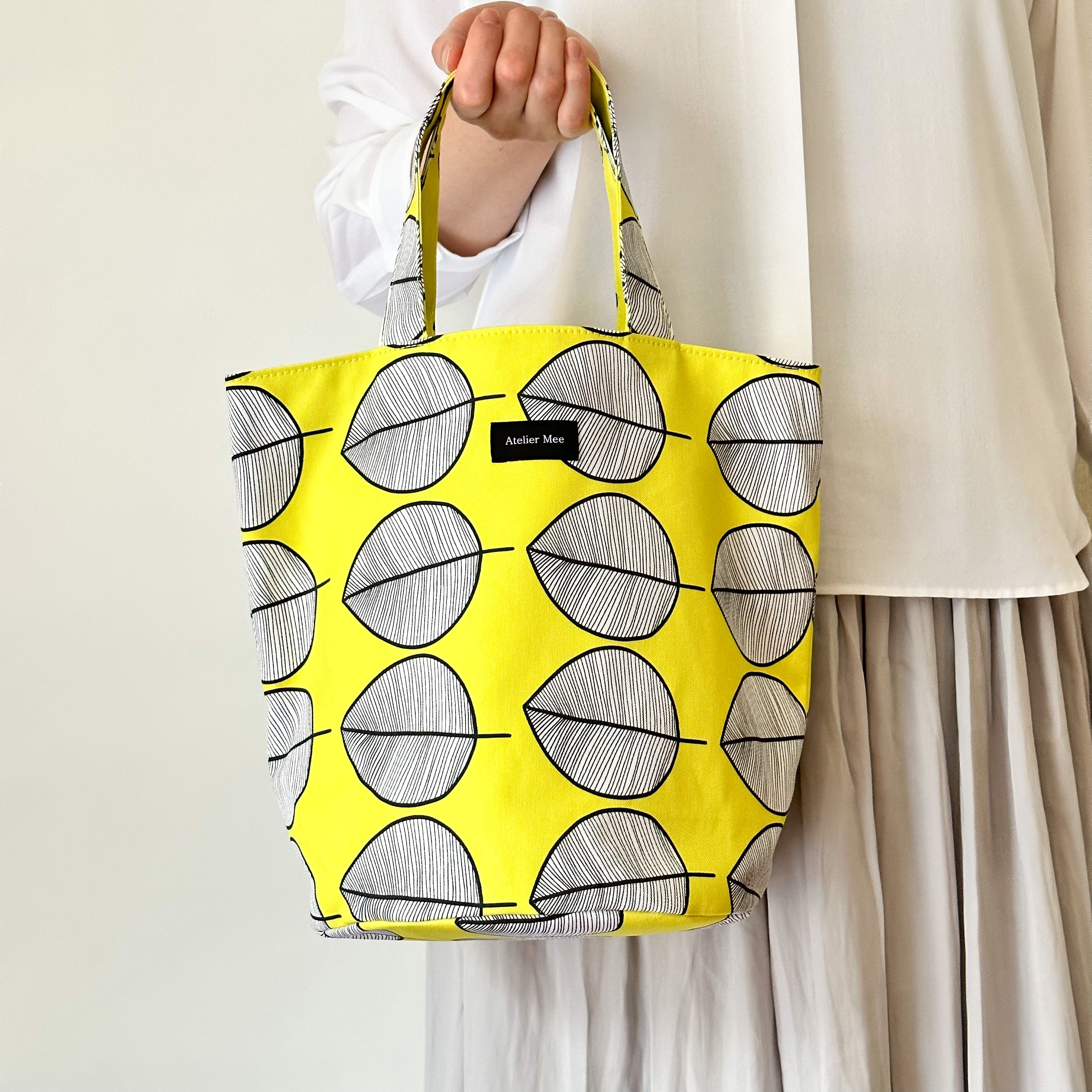 大きな葉っぱの丸底トートバッグ イエロー 縦長 底板付き(11号帆布)