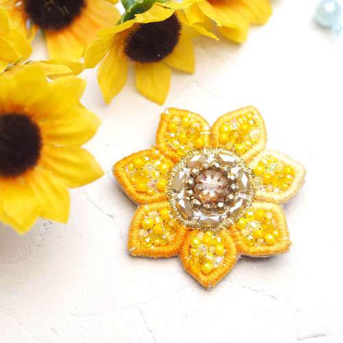 羊毛フェルトブローチ★ハンドメイド★刺繍★ビーズ★ ひまわり畑と少女 羊毛フェルトブローチ☆ハンドメイド☆刺繍☆ビーズ☆ ひまわり