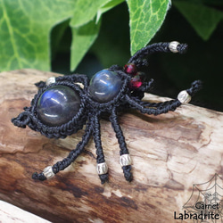 月と太陽を象徴する魔石『ラブラドライト』蜘蛛マクラメ編トップネックレス5 2枚目の画像