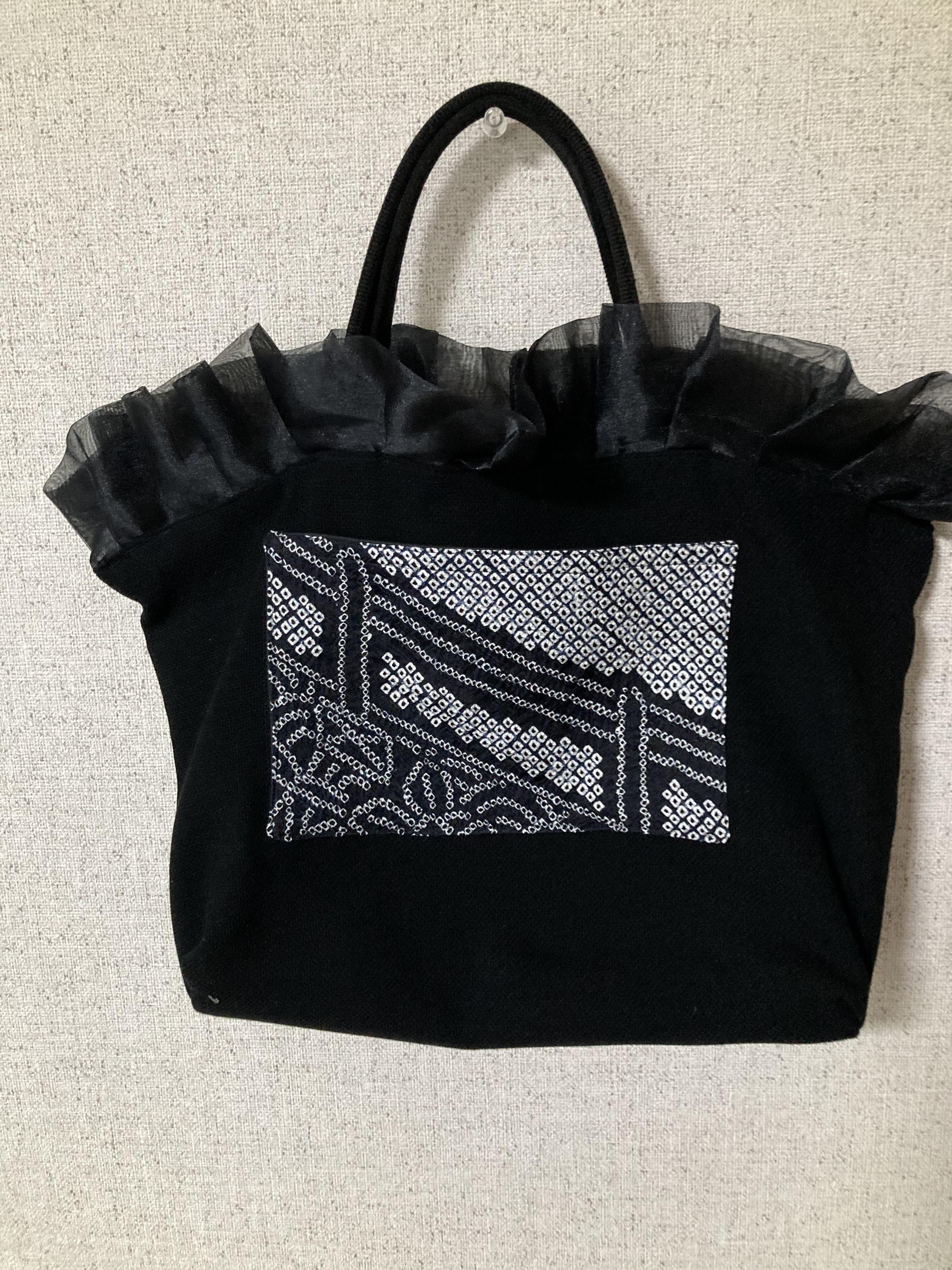 正絹絞りのポケット付きバッグ、オーガンジーの飾り付き、リール付きキーホルダー付き