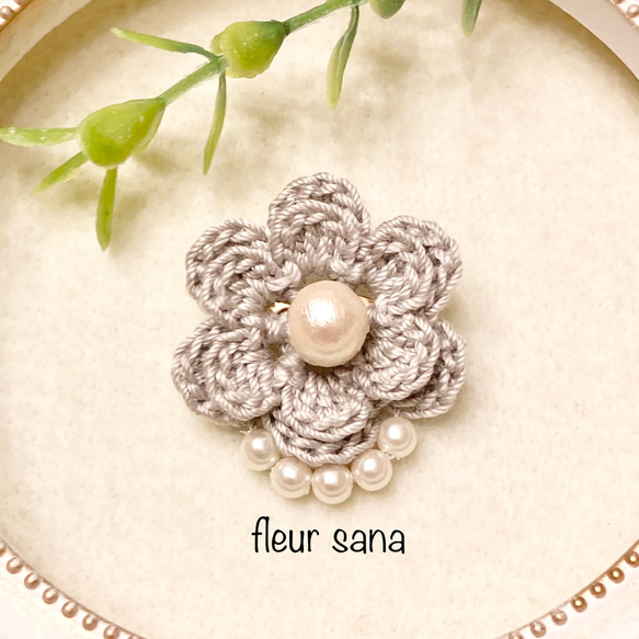 flower crochetとコットンパールのpetitブローチ　light gray 2枚目の画像