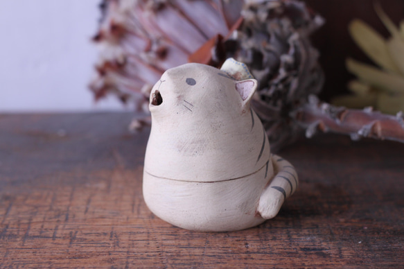 香炉 茶トラ猫 2枚目の画像