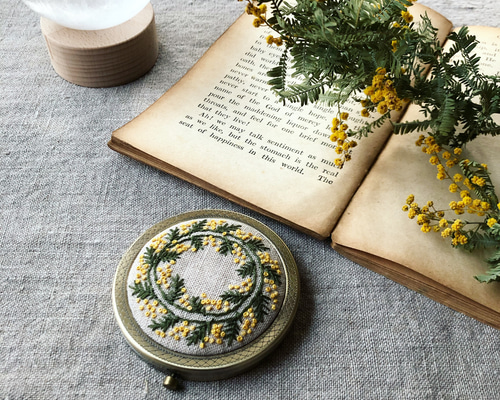 アンティーク ブラシ・鏡セット ミラー ヴィクトリアン 手鏡 刺繍 花柄 アンティークのミラー ブラシセット
