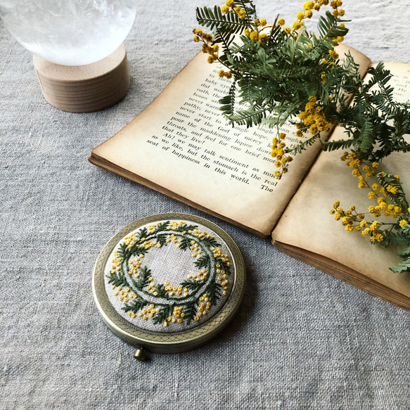 手刺繍＊お花の刺繍コンパクトミラー ミモザ /お洒落なお友達への 