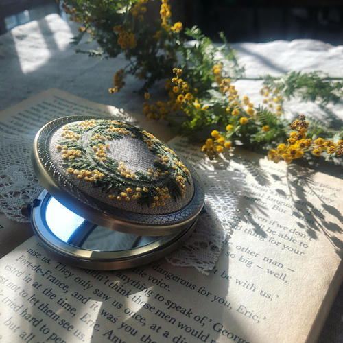 手刺繍＊お花の刺繍コンパクトミラー ミモザ /お洒落なお友達への 