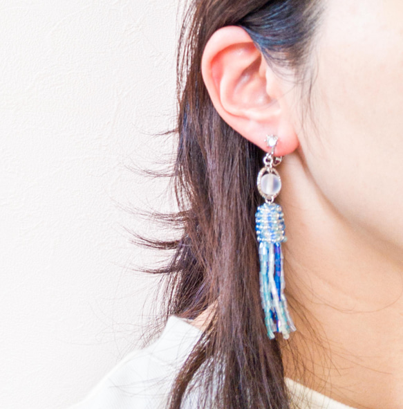 「晴れやかブルー2022」海の光 イヤリング 2枚目の画像