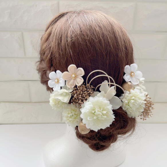 白*金 ピンポンマム❁ つまみ細工小花 ❁﻿成人式 振袖 髪飾り 7枚目の画像